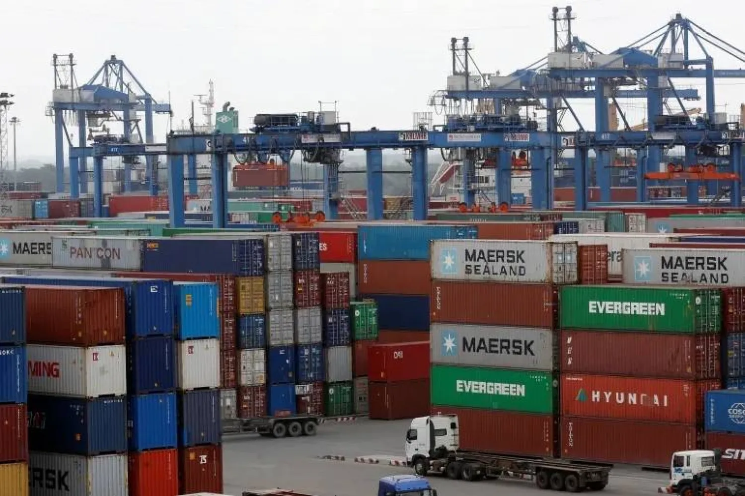 حاويات يتم تحميلها في ميناء بفيتنام (رويترز)