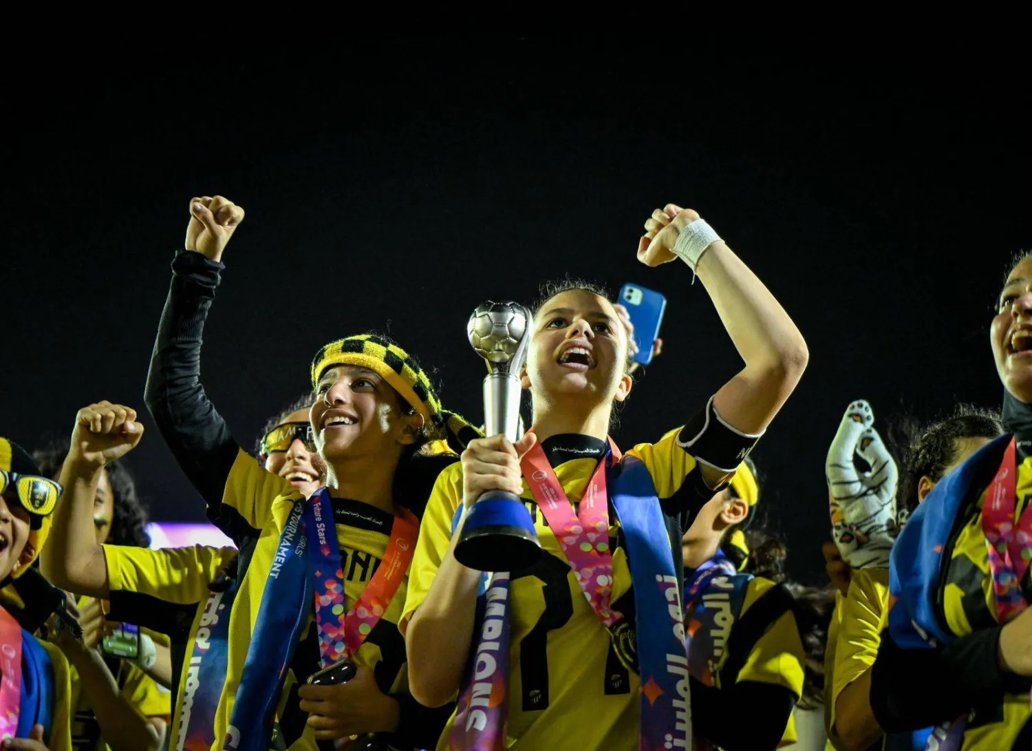 فتيات الاتحاد يحتفلن بكأس جدة (الشرق الأوسط)