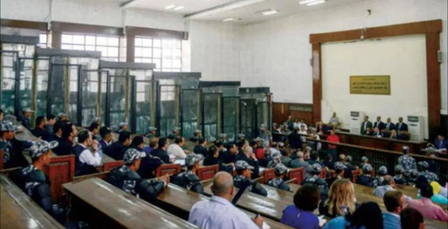 جانب من محاكمات سابقة لعناصر إخوانية في مصر باتهامات ترتبط بالعنف والإرهاب (أ.ف.ب)