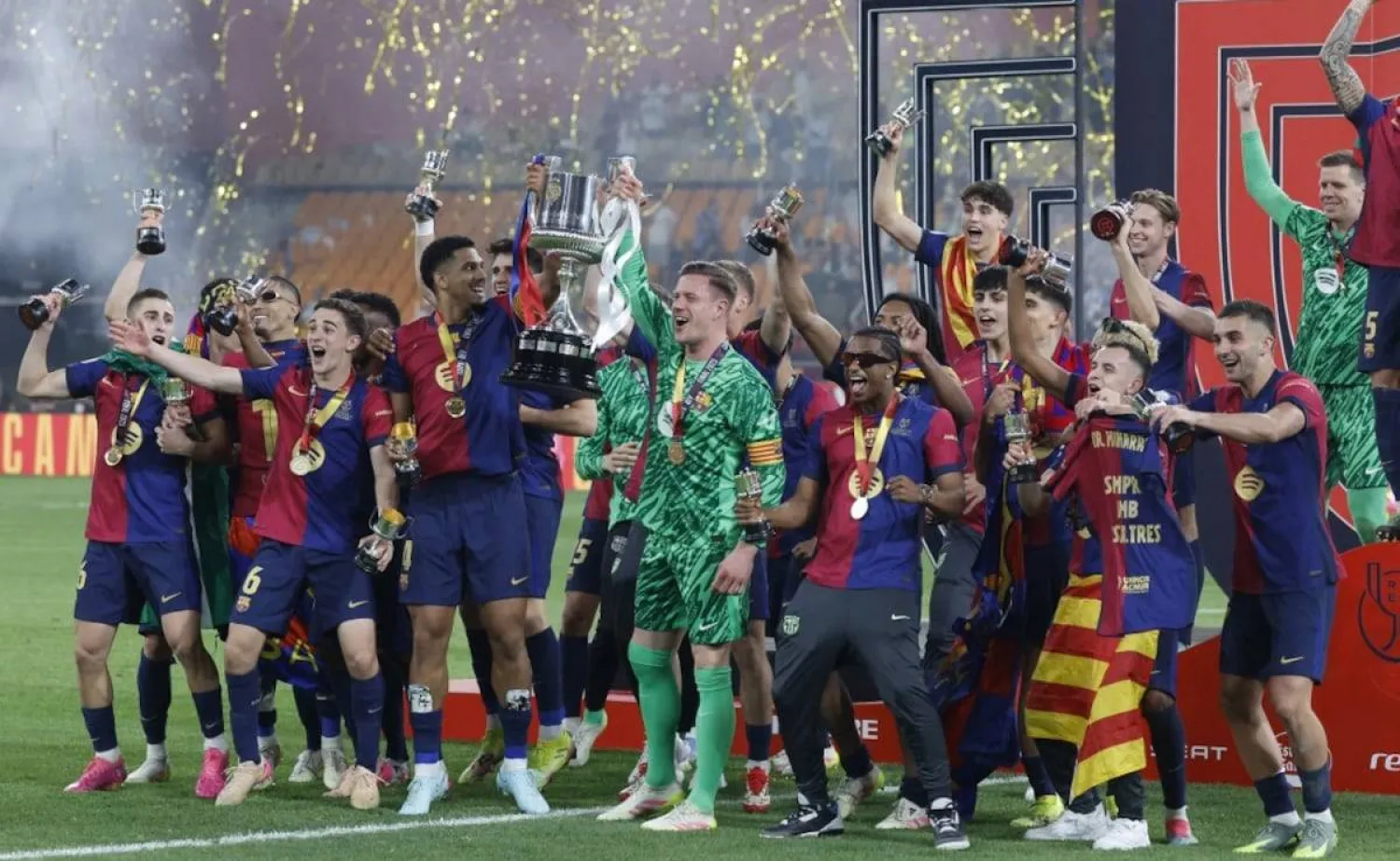 لاعبو برشلونة وفرحة الفوز بكأس إسبانيا (غيتي)