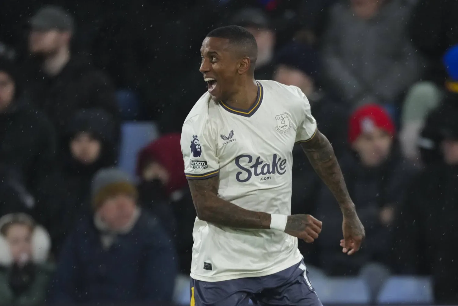 المخضرم أشلي يانغ سيترك إيفرتون (أ.ب)