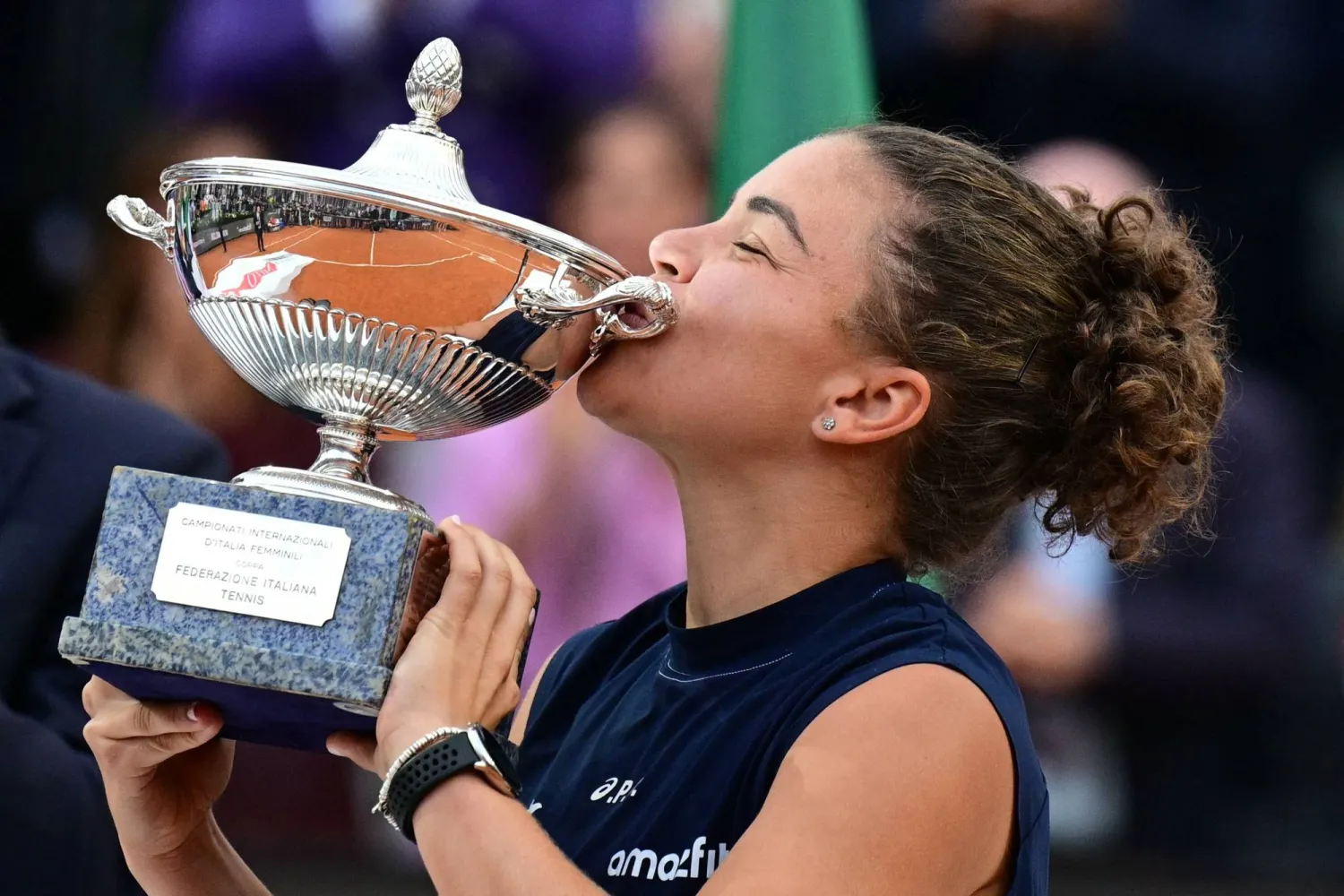 باوليني تُقبّل كأس دورة روما (أ.ف.ب)