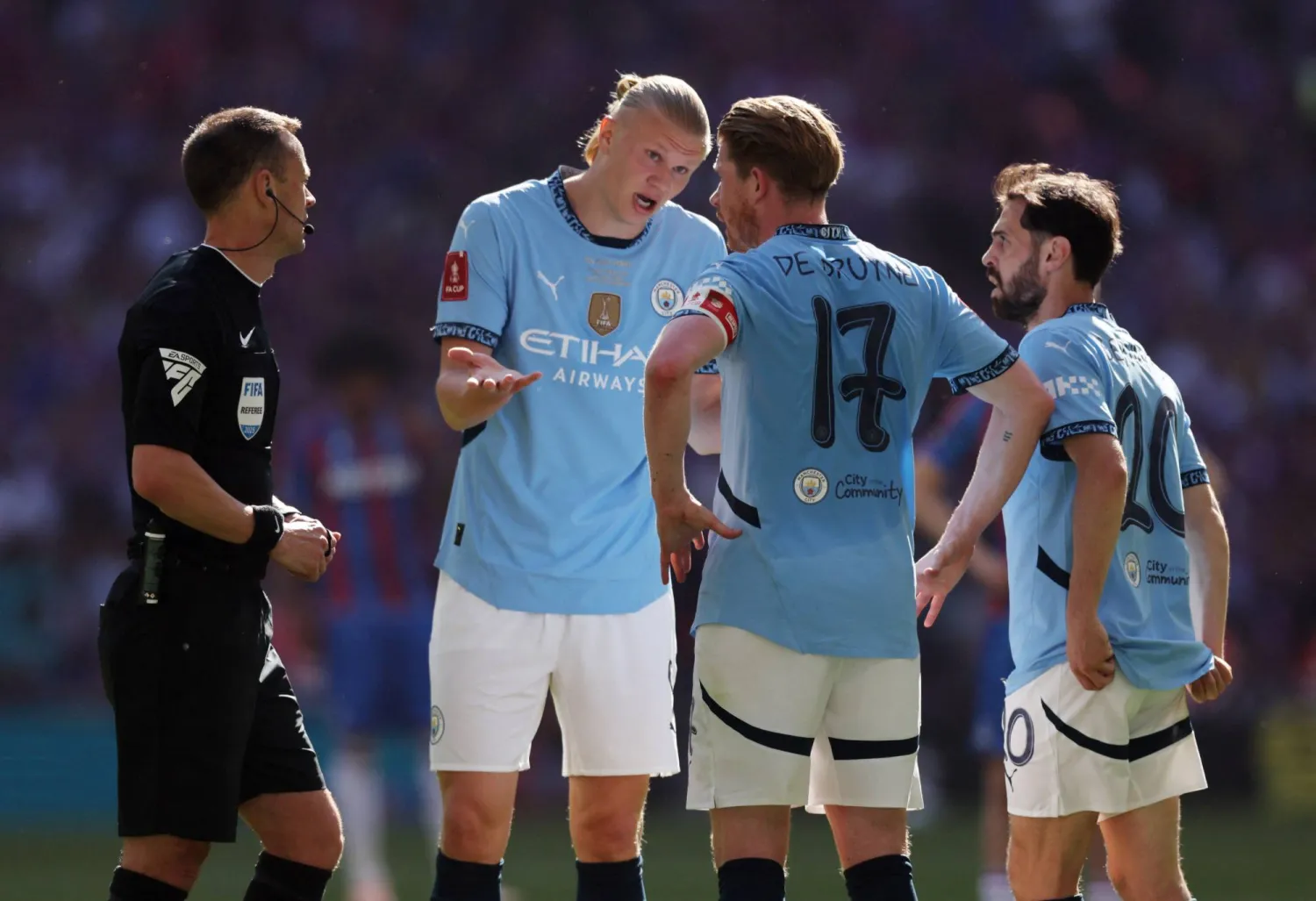 هالاند وزملاؤه في الفريق خلال مباراة الأمس (رويترز)