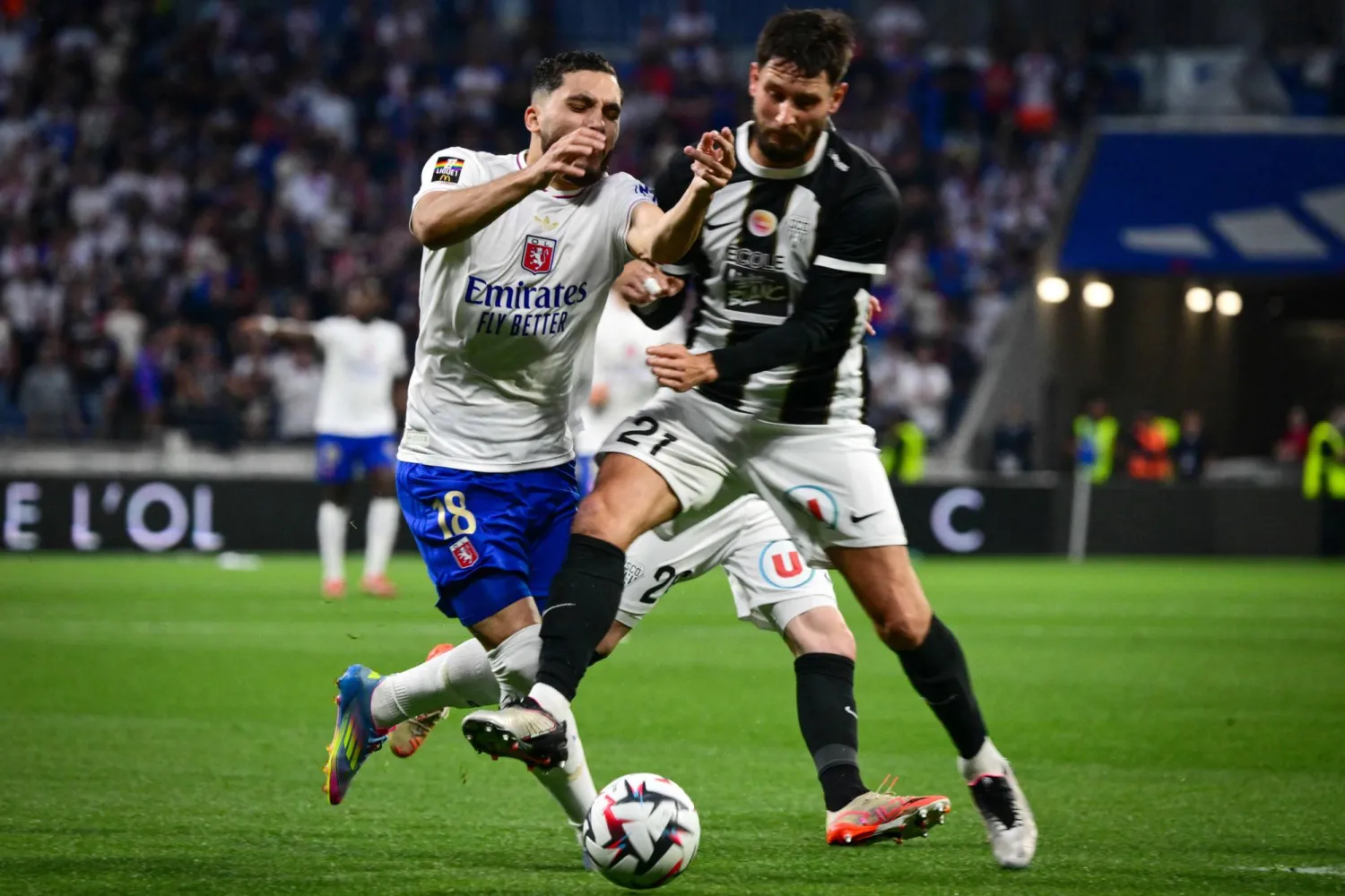 ريان شرقي يتنافس على الكرة مع المدافع جوردان ليفور (أ.ف.ب)