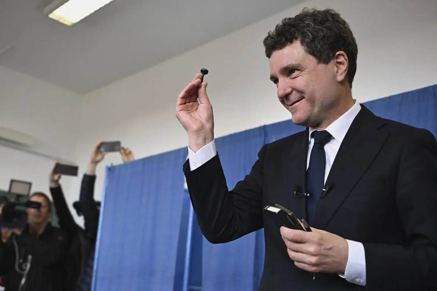  Presidential candidate Nicusor Dan prepares to cast his ballot in the second round of the country's presidential election redo in Fagaras, Romania, Sunday, May 18, 2025. (AP)