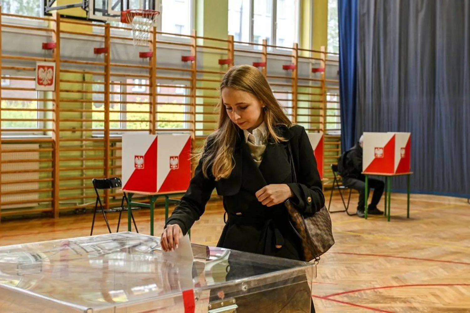  A woman votes during the first round of Poland's presidential election at a polling station in Warsaw, Poland, May 18, 2025. (Reuters)