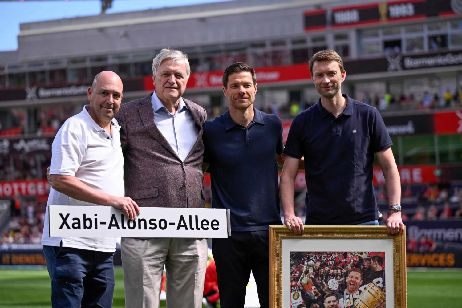 تشابي ألونسو وسيمون رولفس خلال الحدث الذي أقيم بمناسبة آخر مباراة لألونسو على أرضه قبل مباراة الدوري الألماني (أ.ف.ب)