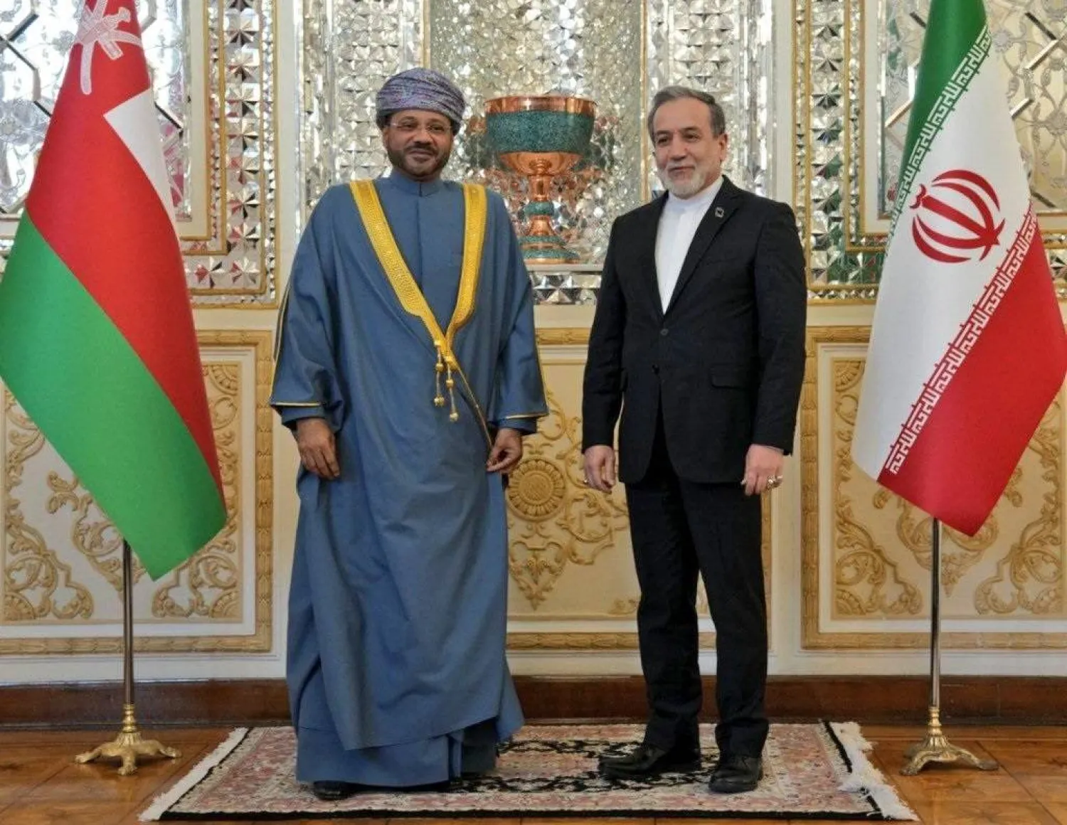 بدر البوسعيدي وزير الخارجية العماني ونظيره الإيراني عباس عراقجي في لقاء سابق لهما في طهران (وزارة الخارجية الإيرانية)