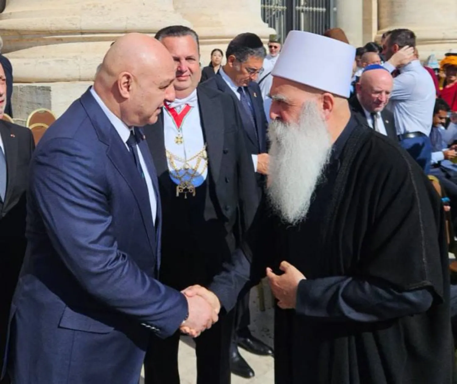 المصافحة بين الرئيس عون والشيخ طريف (إكس)