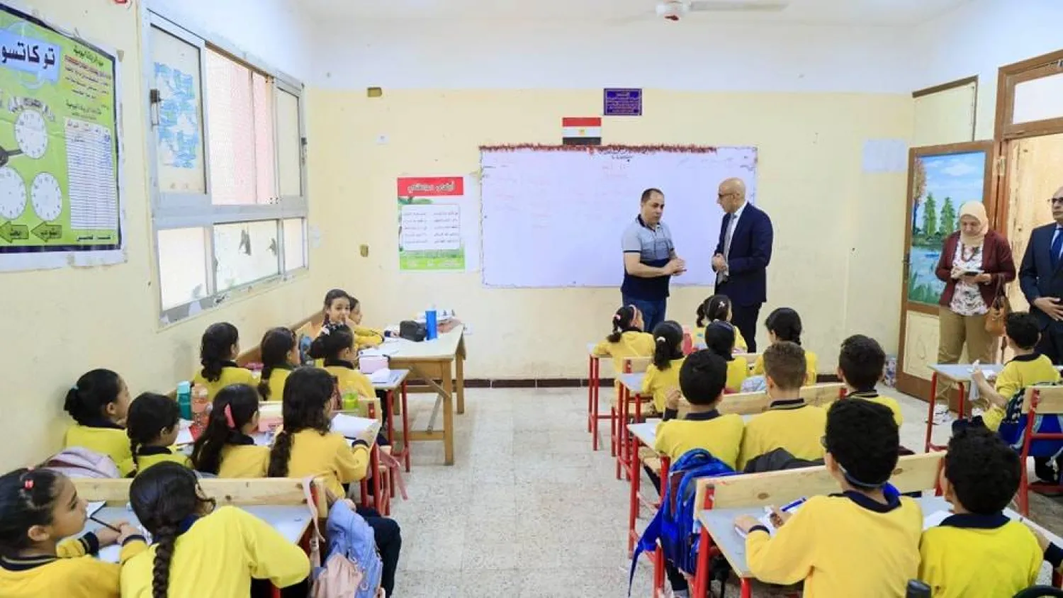 وزير التربية والتعليم المصري يتحدث مع أحد المُعلمين خلال جولة بمدارس محافظة الجيزة (الوزارة)