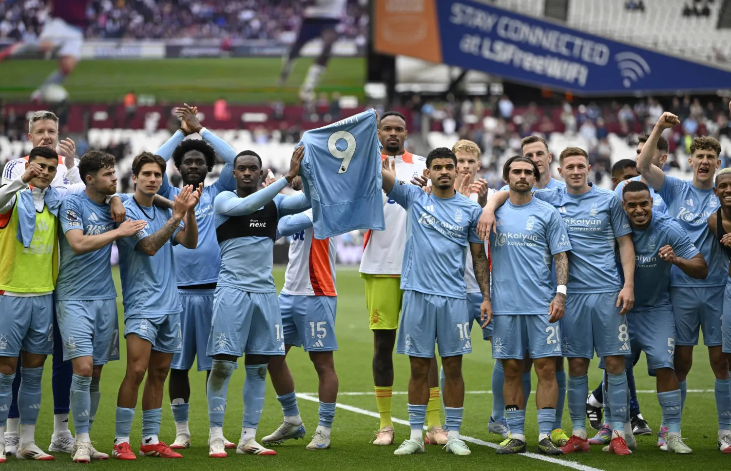 لاعبو نوتنغهام فورست يحتفلون بالفوز برفع قميص زميلهم المصاب أونيي (رويترز) 