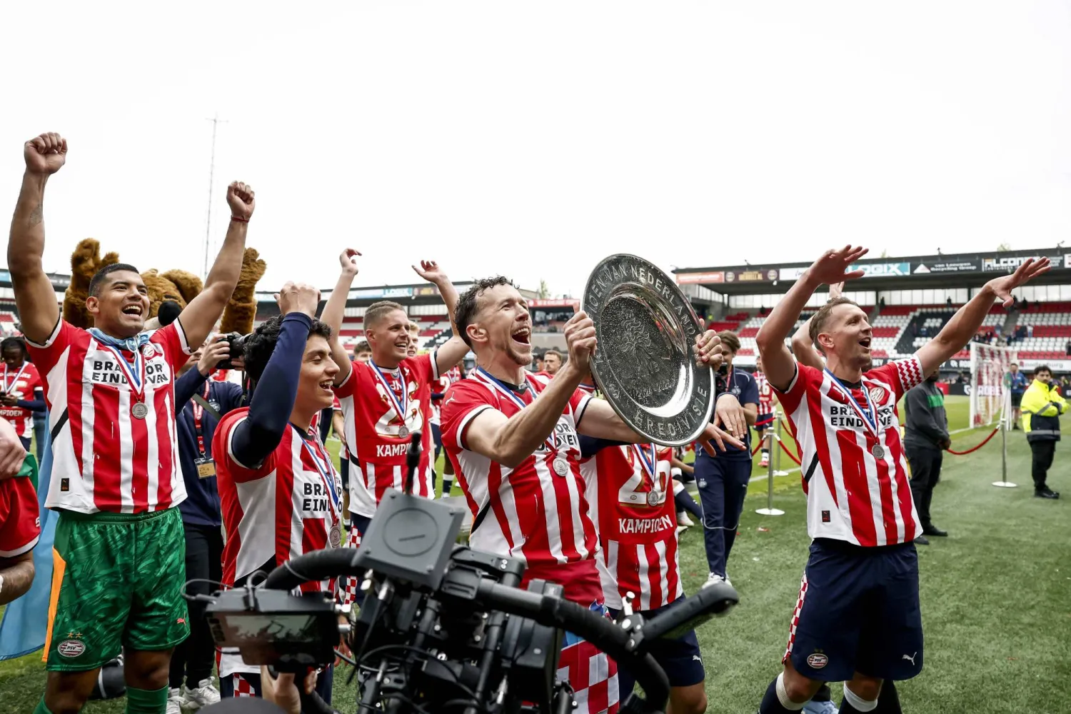 احتفالية لاعبي أيندهوفن بلقب الدوري الهولندي (أ.ف.ب)