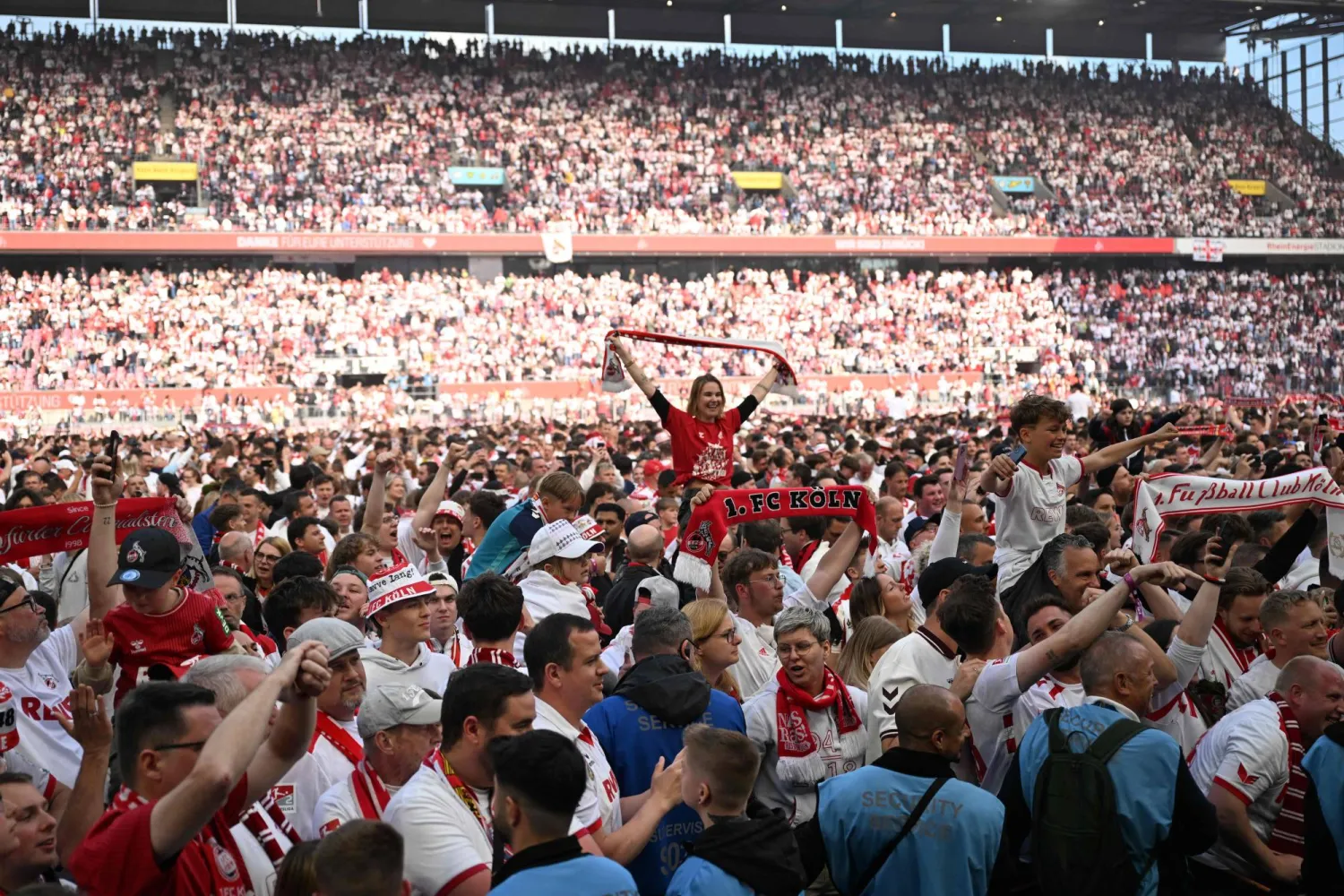 فرحة لاعبي كولن وجماهيرهم بالعودة للبوندسليغا (أ.ف.ب) 