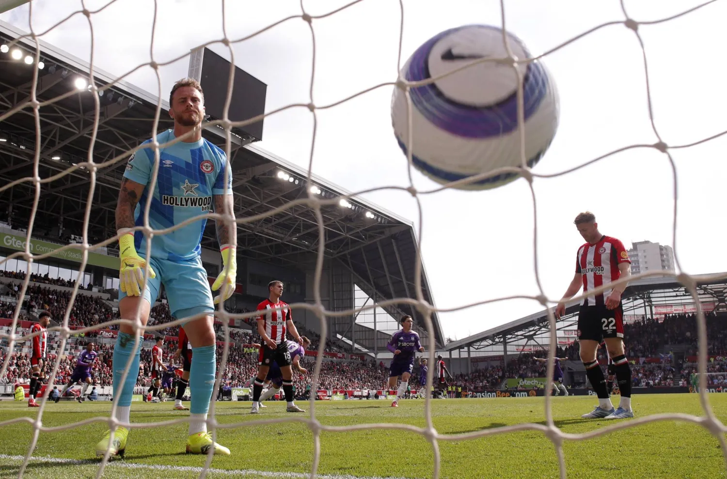 الكرة تسكن مرمى برنتفورد بهدف فولهام الثاني (رويترز)