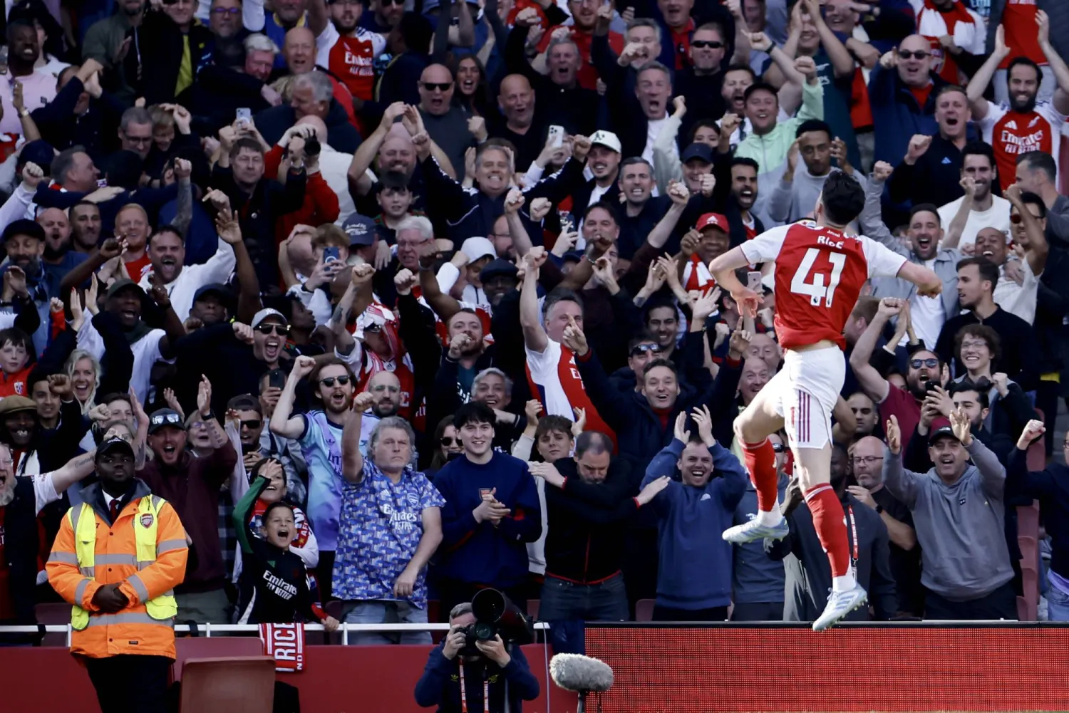 ديكلان رايس يحتفل بهدفه في مرمى نيوكاسل (إ.ب.أ)