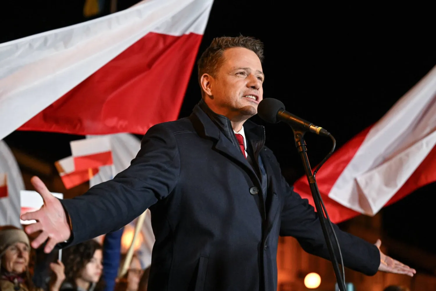 رئيس بلدية وارسو رافاو تشاسكوفسكي خلال جولة انتخابية في بلدو تارنوبرزغ البولندية أمس (إ.ب.أ)