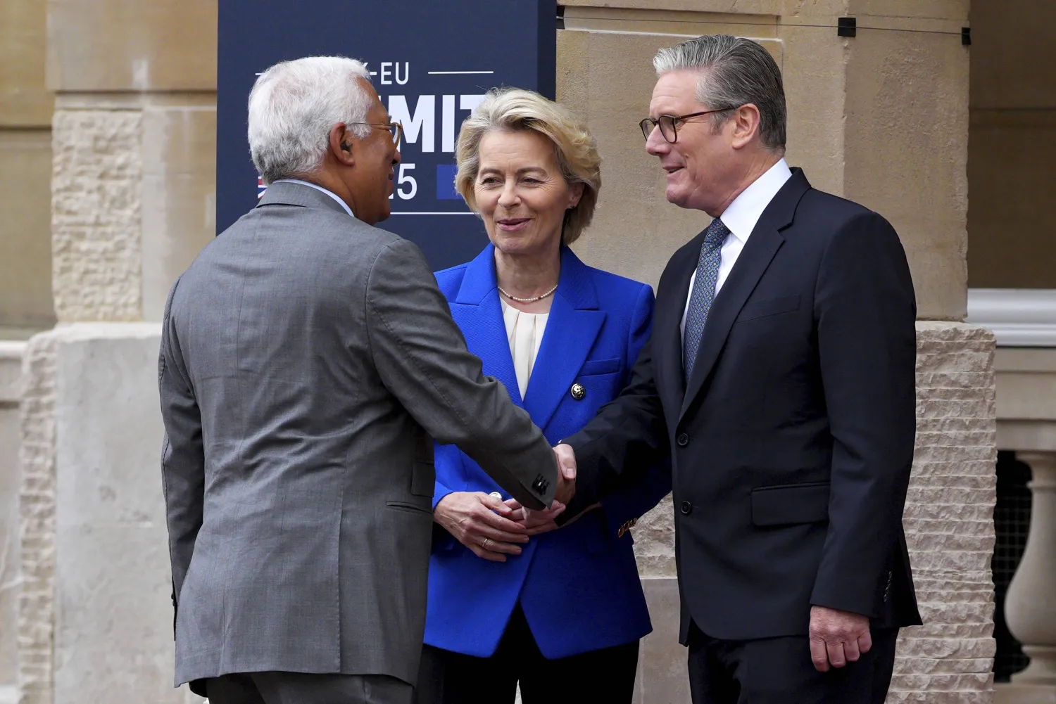 رئيس الوزراء البريطاني كير ستارمر ورئيسة المفوضية الأوروبية أورسولا فون دير لاين في لندن (أ.ب)