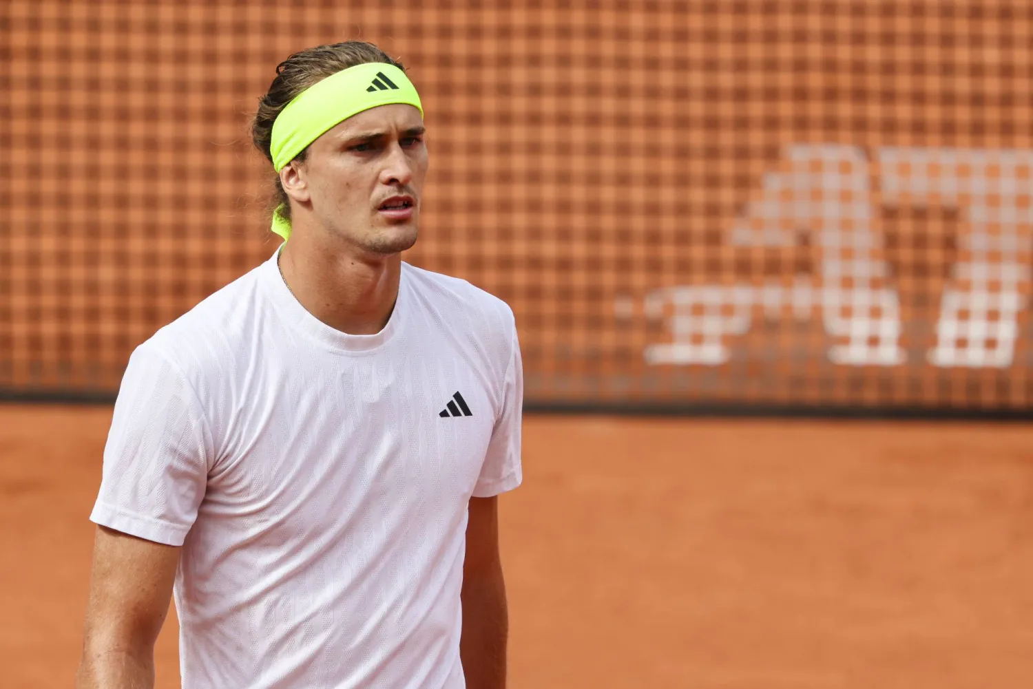 الألماني ألكسندر زفيريف يتقدم في «هامبورغ» (د.ب.أ)