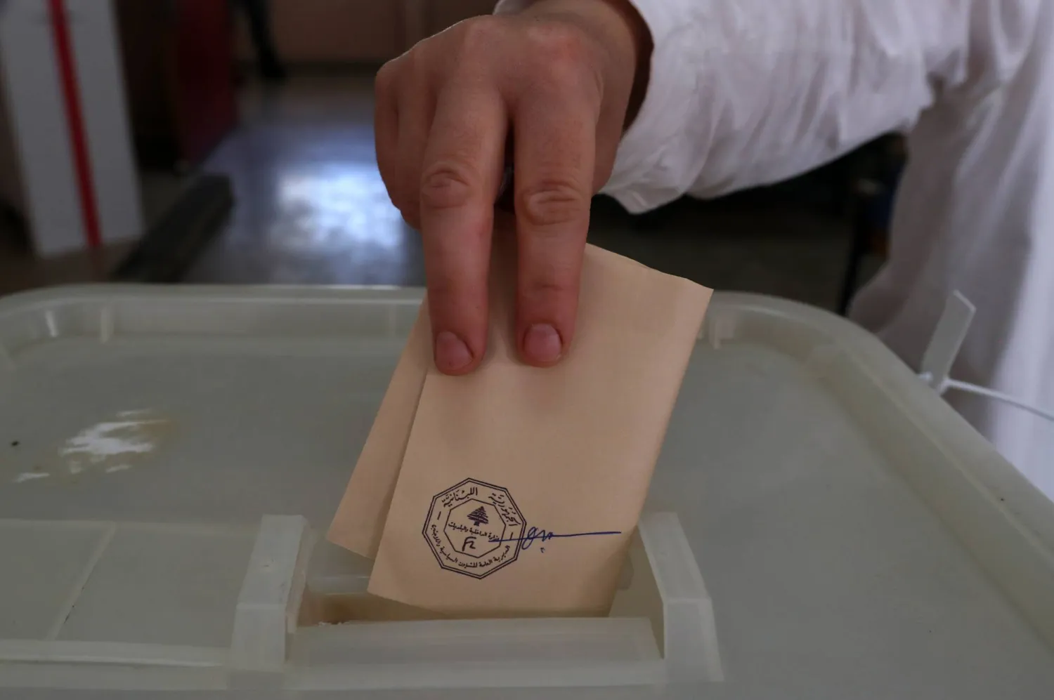 لبناني يدلي بصوته في الانتخابات النيابية والاختيارية في بيروت (إ.ب.أ)