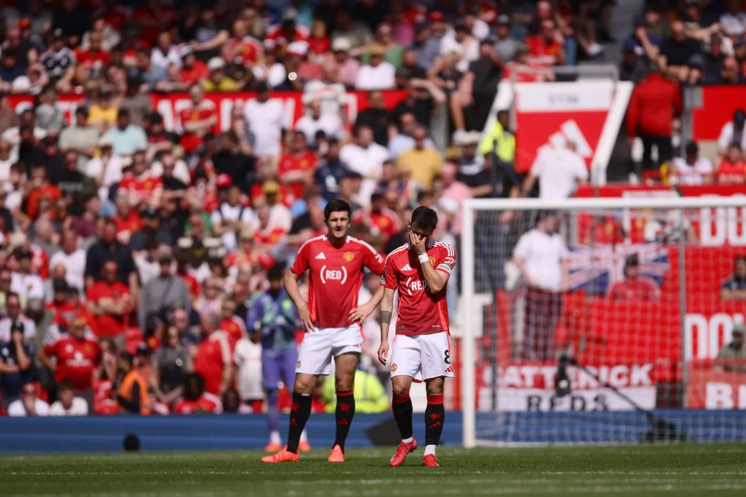 هاري ماغواير وفي الخلفية جماهير مان يونايتد (إ.ب.أ)