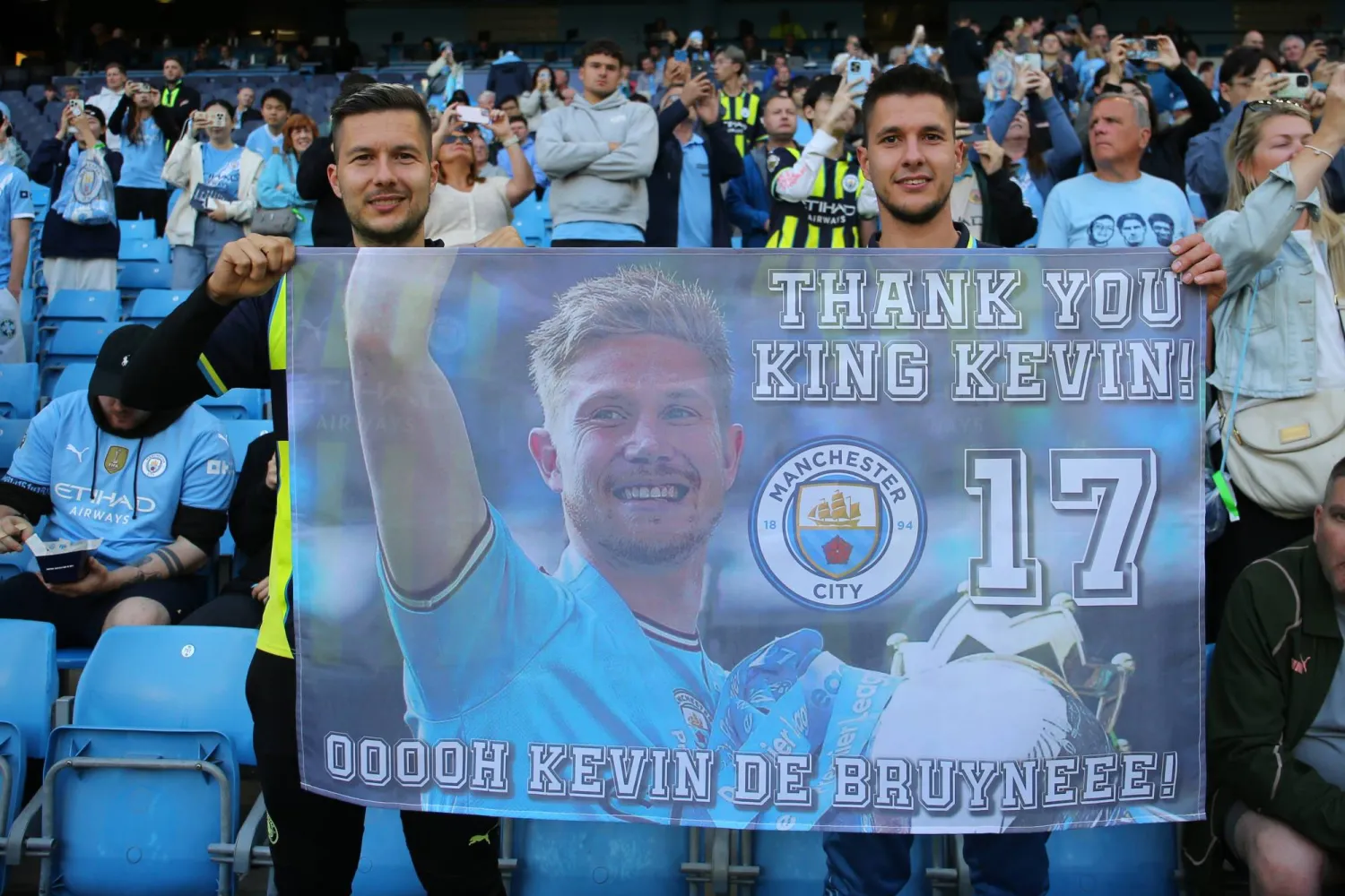 جماهير مان سيتي تحيي دي بروين قبل بداية مواجهة بورنموث (إ.ب.أ)