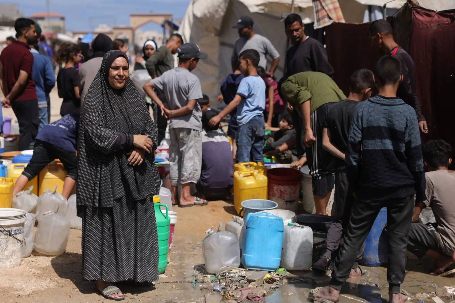 فلسطينيون يبحثون عن الغذاء بسبب الحصار المفروض على القطاع (أ.ف.ب)