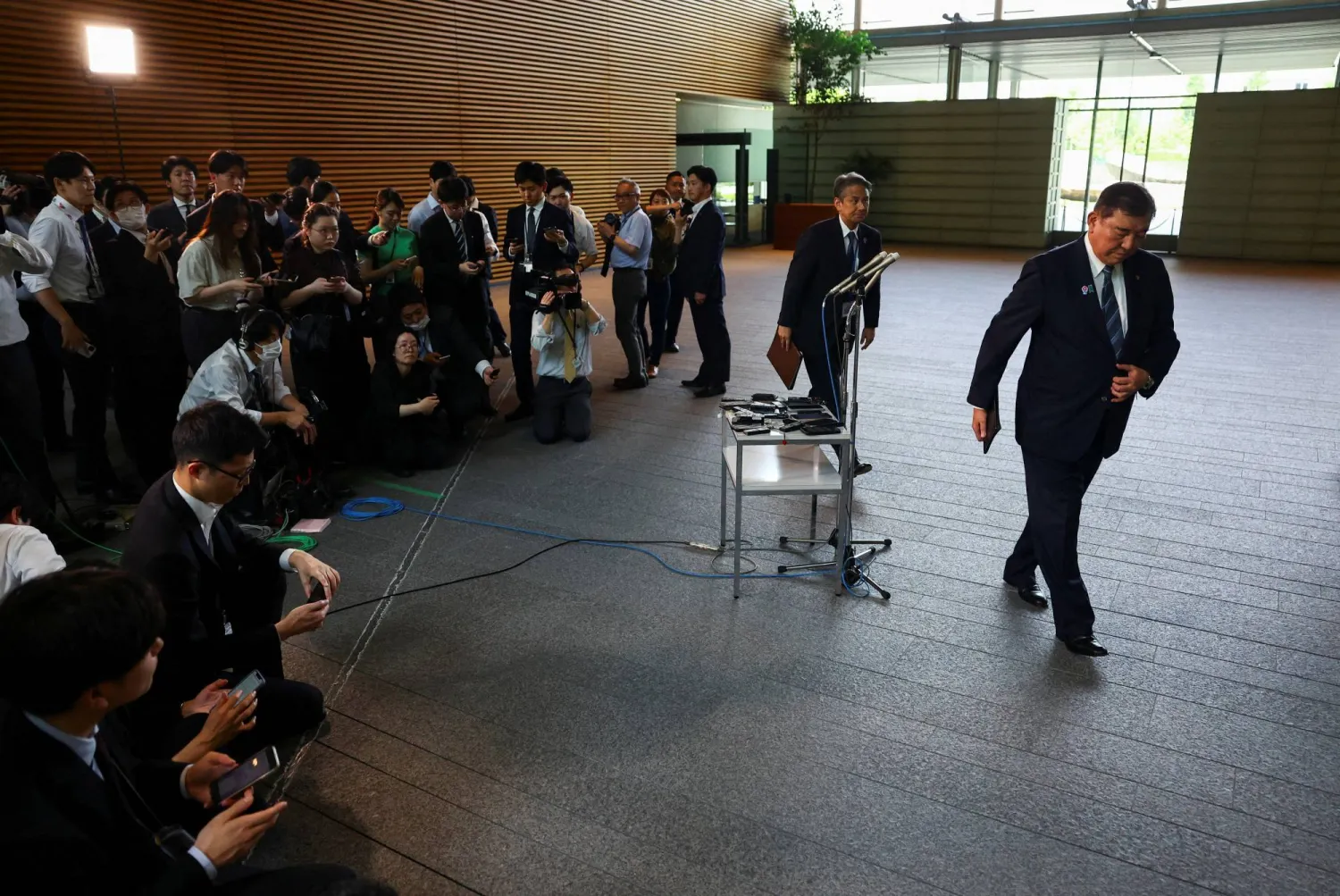 رئيس الوزراء الياباني يغادر مؤتمراً صحافياً الأربعاء عقب أزمة وزير الزراعة (رويترز)