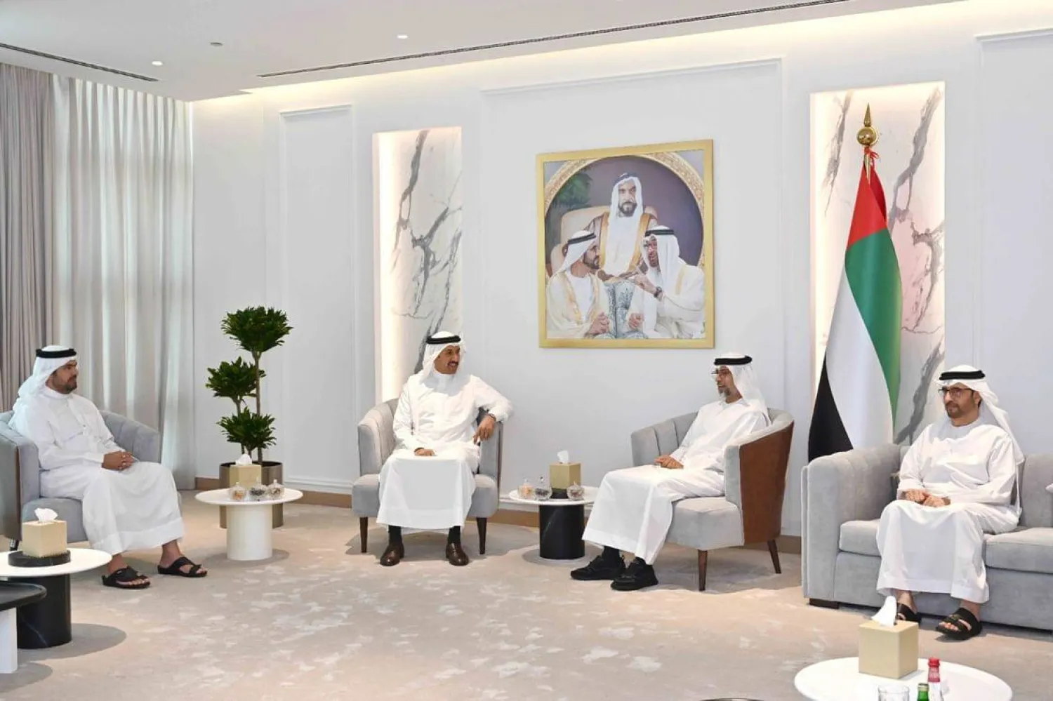 جانب من لقاء وزير الطاقة والبنية التحتية الإماراتي سهيل المزروعي مع وزير المواصلات والاتصالات البحريني الدكتور عبد الله آل خليفة في دبي (وام)