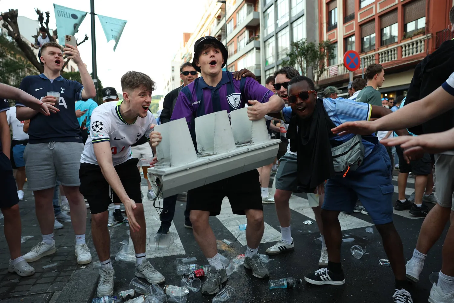 أظهرت الصور مشجعين في اشتباك مع بعضهم بعضاً وإلقاء طاولات وصناديق القمامة والزجاجات (رويترز)