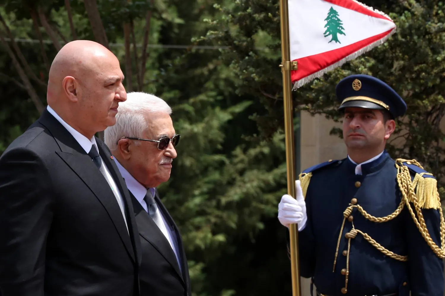 الرئيس اللبناني جوزيف عون مستقبلاً الرئيس الفلسطيني محمود عباس (إ.ب.أ)