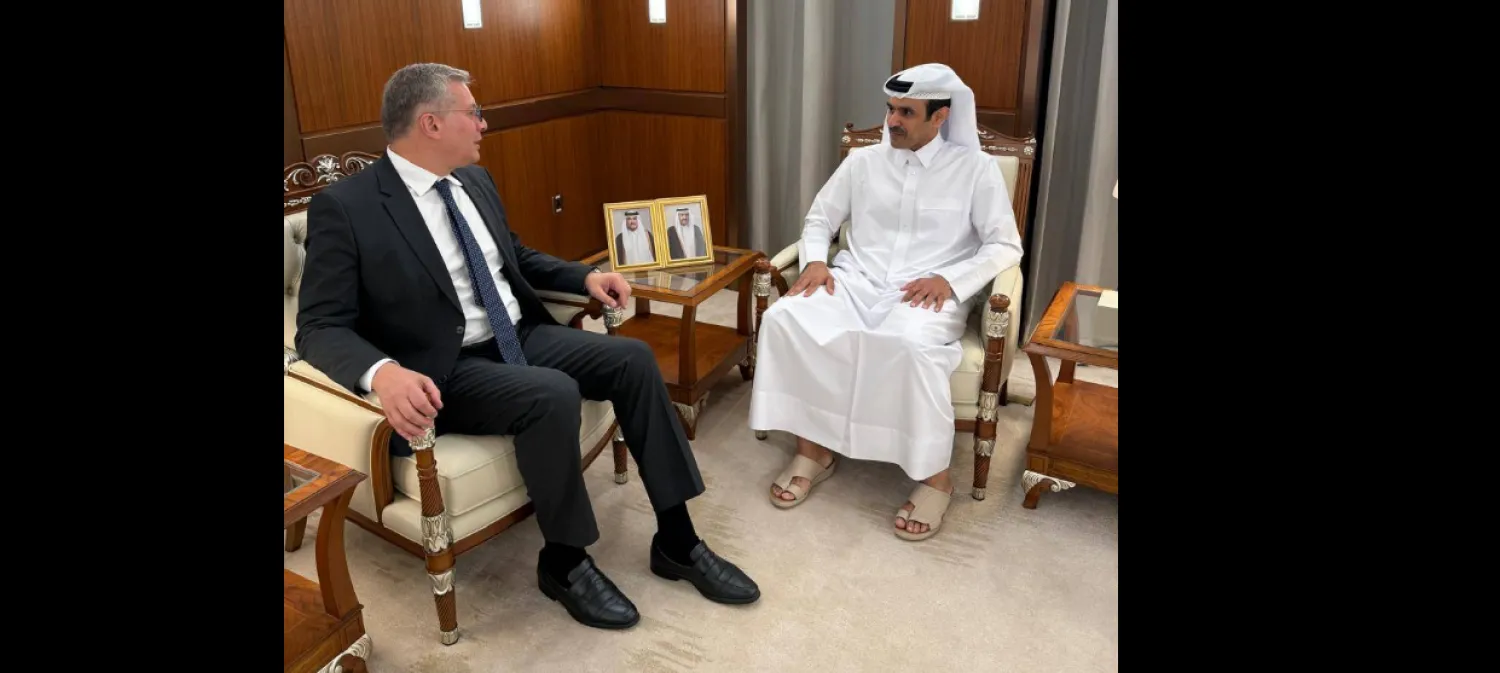 وزير البترول المصري كريم بدوي يناقش في قطر توقيع عقود طويلة الأجل لتوريد الغاز الطبيعي إلى مصر (وزارة البترول)