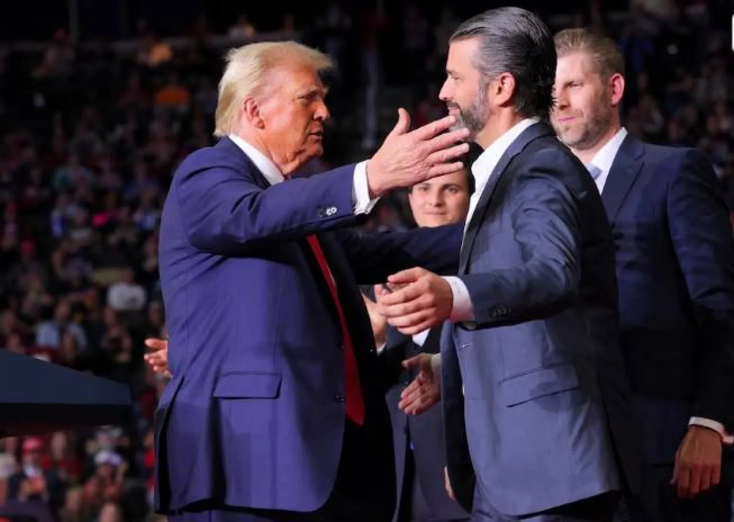 الرئيس الأميركي دونالد ترمب يعانق ابنه دونالد ترمب الابن (رويترز)