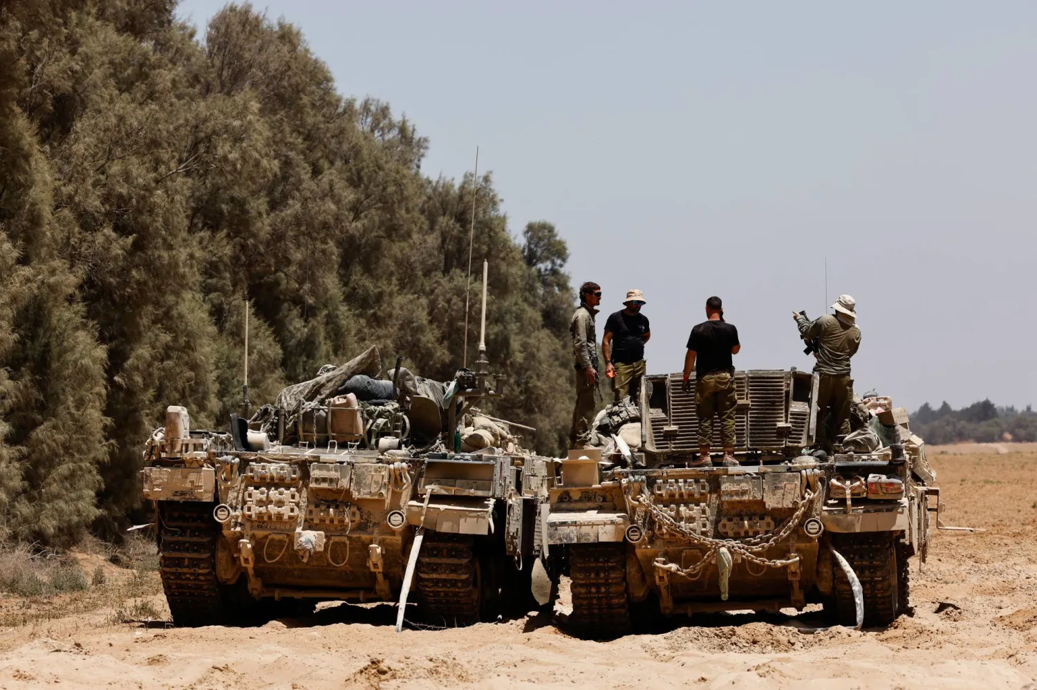 تحركات عسكرية إسرائيلية قرب الحدود مع قطاع غزة الأربعاء (رويترز)