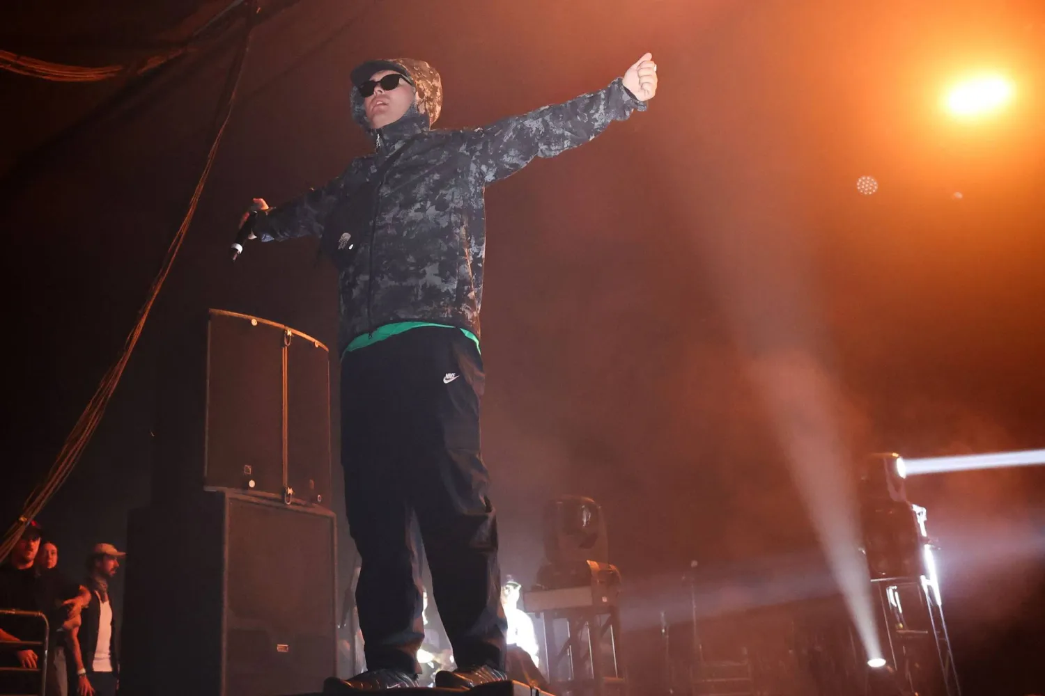 مو شارا يُحيي حفلاً غنائياً على خشبة المسرح خلال مهرجان«كواتشيلا» في كاليفورنيا (أ.ف.ب)