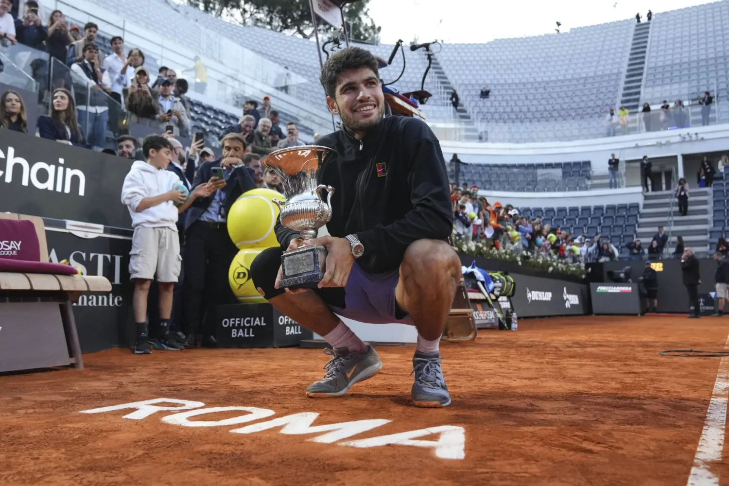 Carlos Alcaraz of Spain poses with the trophy after winning the Italy Open tennis tournament at the Foro Italico in Rome, Sunday, May 18, 2025. (AP Photo/Alessandra Tarantino)