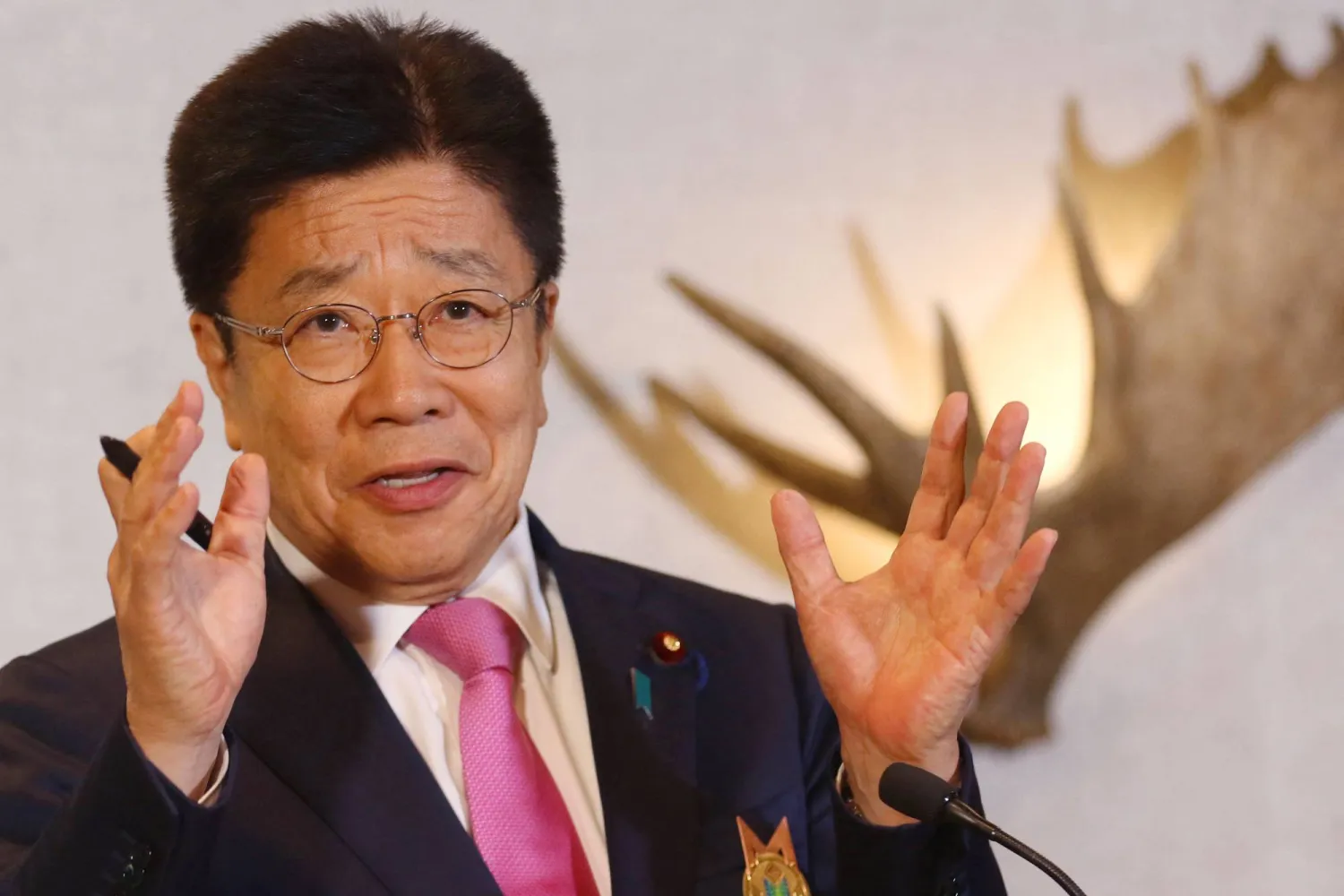 وزير المالية الياباني كاتسونوبو كاتو يتحدث للصحافيين يوم الأربعاء على هامش اجتماع وزراء مالية مجموعة السبع في بانف بولاية ألبرتا الكندية (أ ف ب)