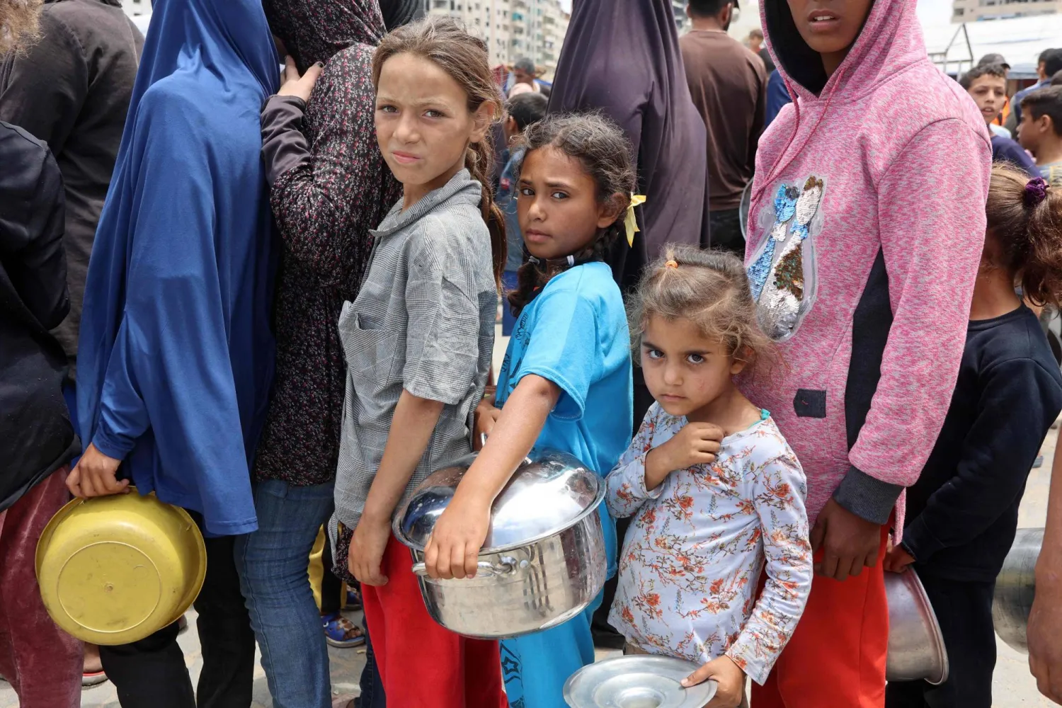 «الهلال الأحمر الفلسطيني» يعدّ إرسال عدد قليل من شاحنات المساعدات «دعوةً إلى القتل» بسبب خطر التعرض للنهب (أ.ف.ب)