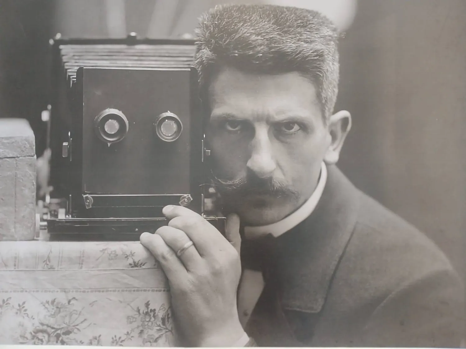 بورتريه للمُصوّر السويسري فريد بواسونا (الشرق الأوسط)