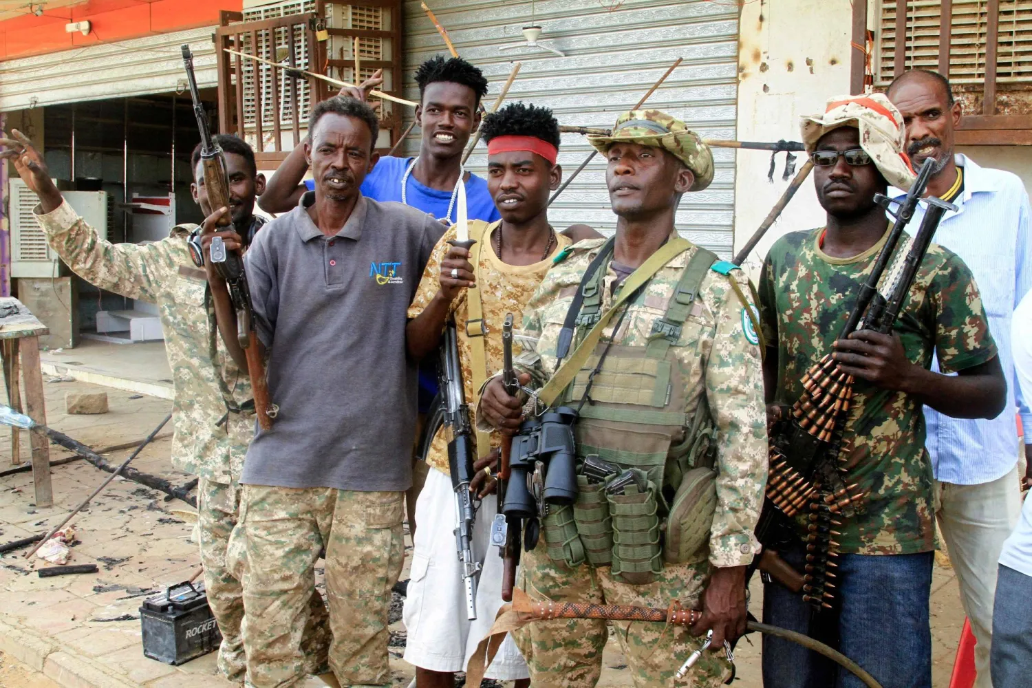 مواطنون وجنود في منطقة الصالحة بأم درمان (أ.ف.ب)