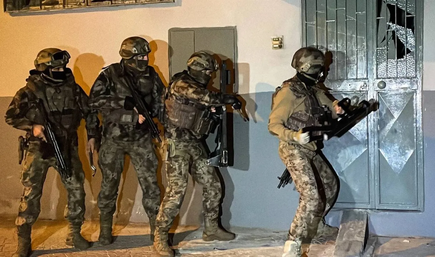قوات مكافحة الإرهاب التركية في أثناء مداهمة أحد المنازل التي تؤوي عناصر من داعش (الداخلية التركية)