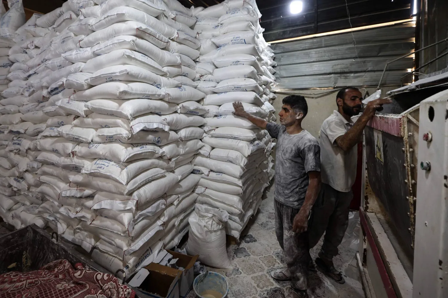 موظفون يعملون داخل مخبز في دير البلح وسط قطاع غزة 22 مايو 2025 (أ.ف.ب)