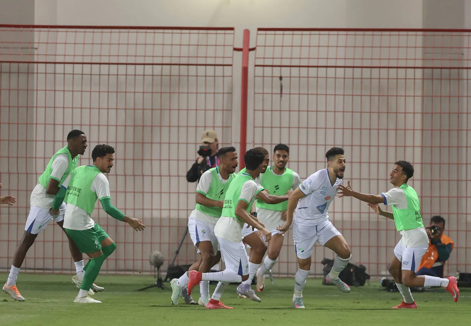 احتفالية باتنا ولاعبي الفتح بهدف اللقاء الوحيد (تصوير: عدنان مهدلي)