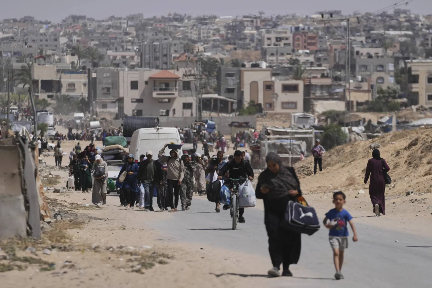 نزوح فلسطيني من خان يونس بقطاع غزة وسط استمرار العملية العسكرية الإسرائيلية على القطاع... 19 مايو 2025 (أ.ب)