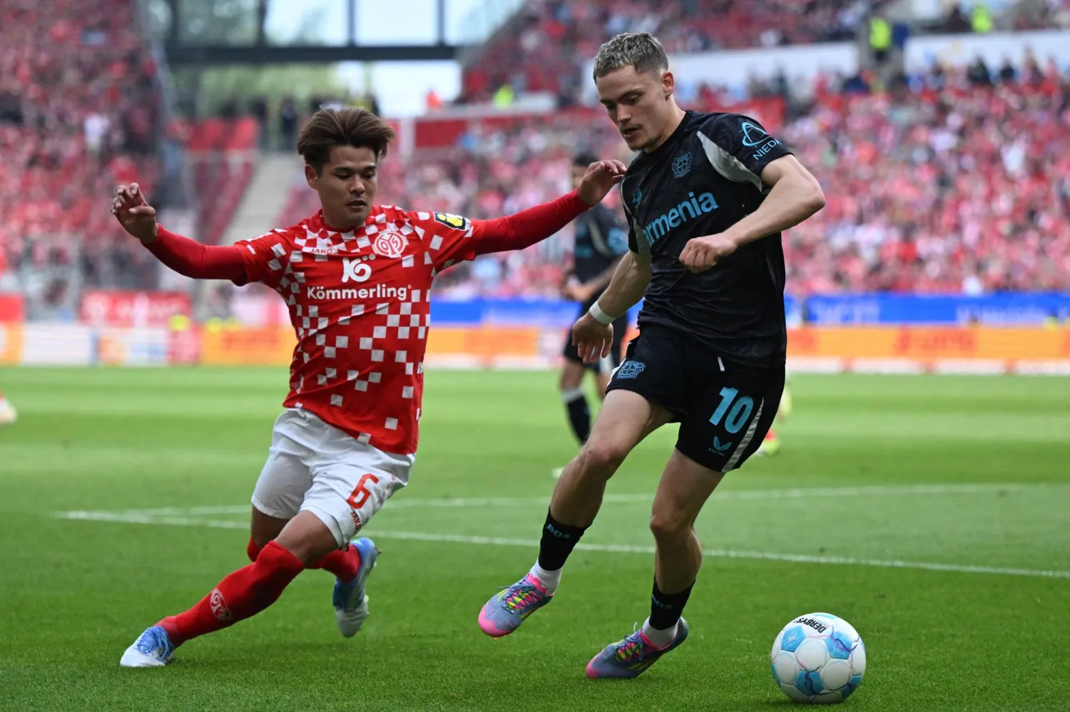 لاعب وسط ماينز كايشو سانو (يسار) يعود للمنتخب الياباني (أ.ف.ب)