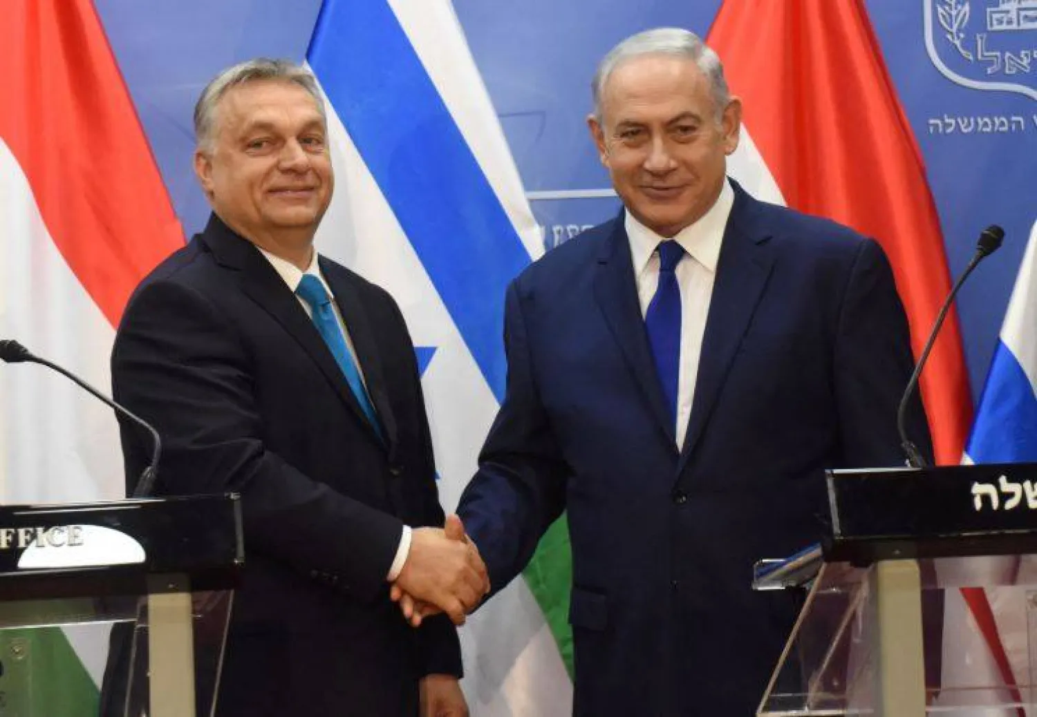 رئيس الوزراء الإسرائيلي بنيامين نتنياهو يصافح نظيره المجري فيكتور أوربان (أرشيفية-رويترز)