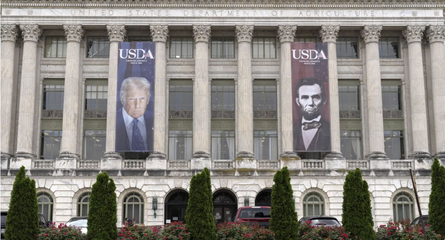 ترمب يُطلّ من واجهة وزارة الزراعة وسط واشنطن... بين التمجيد والجدل