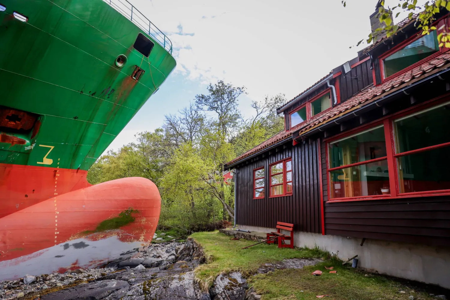 سفينة حاويات طولها 135 متراً جنحت على مقربة من منزل أحد السكان في مضيق بحري وسط النرويج (د.ب.أ)