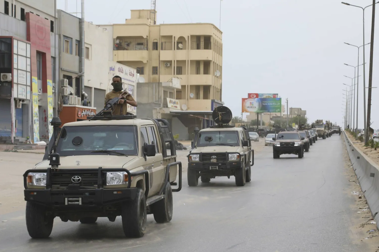 انتشار كثيف لقوات الأمن داخل طرابلس لمنع أي أحداث عنف أو مواجهات (أ.ب)