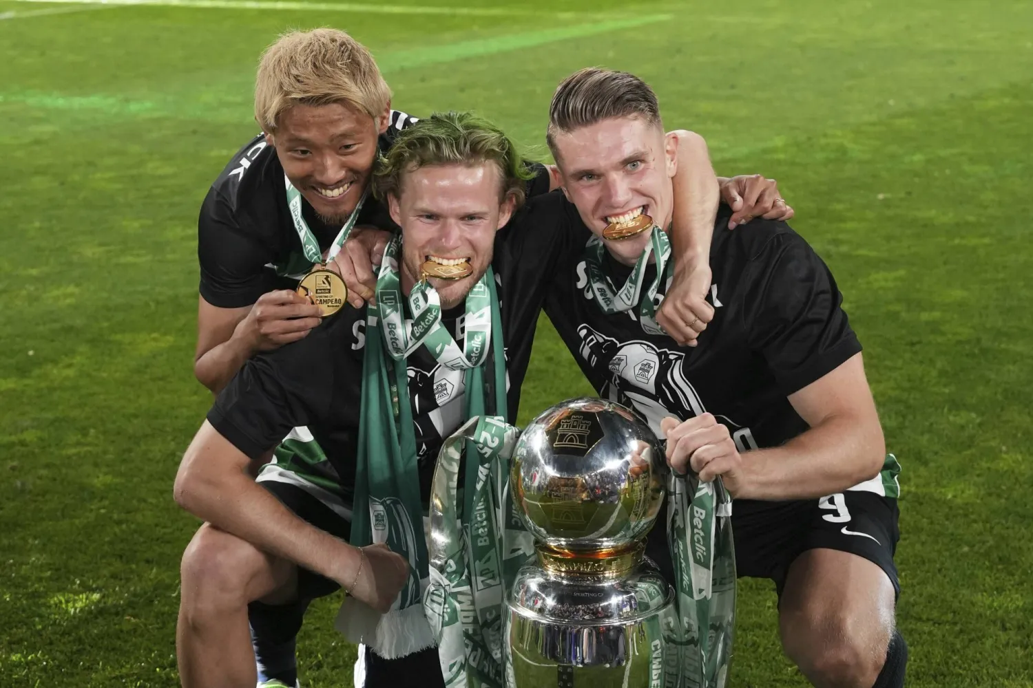 فيكتور غيوكيريس (يمين) وسعادته البالغة بتتويج سبورتنغ لشبونة بلقب الدوري البرتغالي (أ.ب)