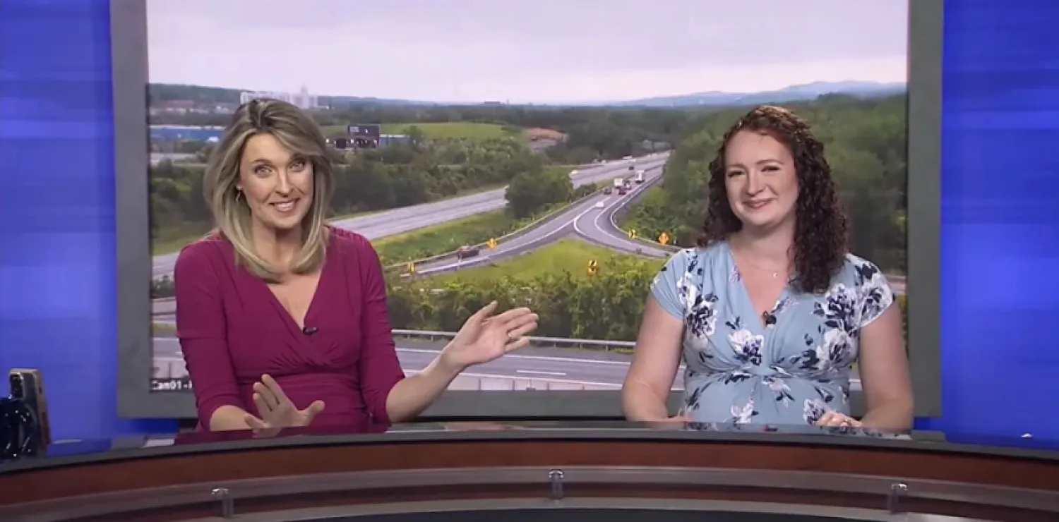 المذيعة الأميركية أوليفيا جاكويث (يمين) تستمر في تقديم نشرة أخبار صباحية لمدة 3 ساعات حتى بعد بدء انقباضات المخاض (يوتيوب)